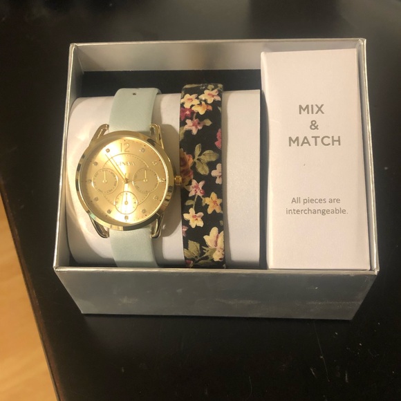 Gold watch with interchangeable bands - Picture 1 of 3